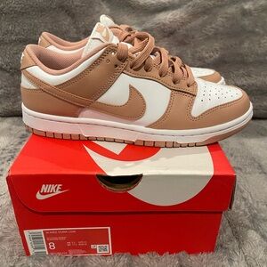 Nike DUNK LOW
Women – White/Rose Whisper